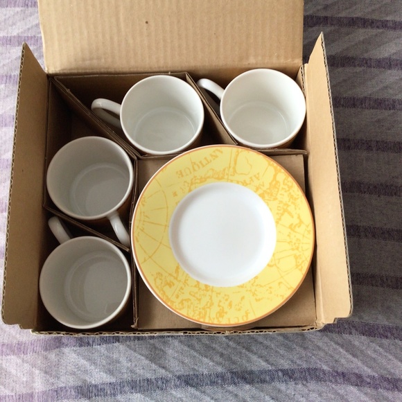 Set of 4 cups and saucers - Picture 2 of 9